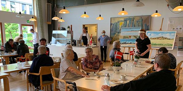 Flere borgere var samlet i cafeen på Pilehavehus for at stemme om, hvilke malerier der skal hænge i den nye tilbygning